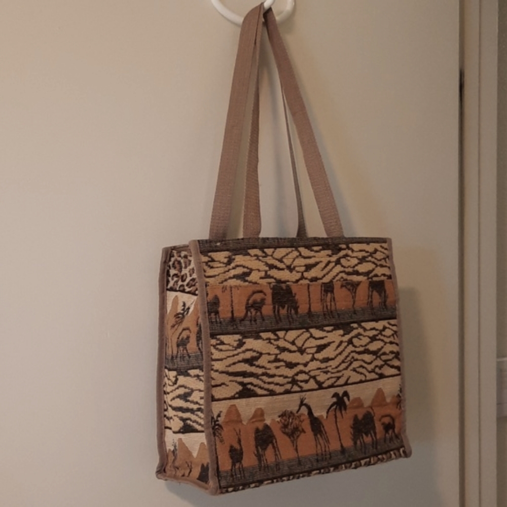 NWOT JADE SAFARI Giraffe Tapestry Tote with Fabric Lining